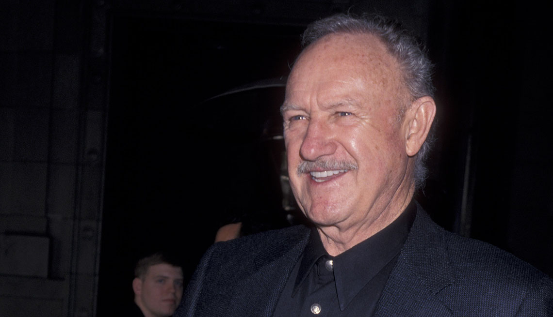 item 9 of Gallery image - Actor Gene Hackman attends the world premiere of 'The Royal Tennenbaums' on December 6, 2001 at El Capitan Theater in Hollywood, California.