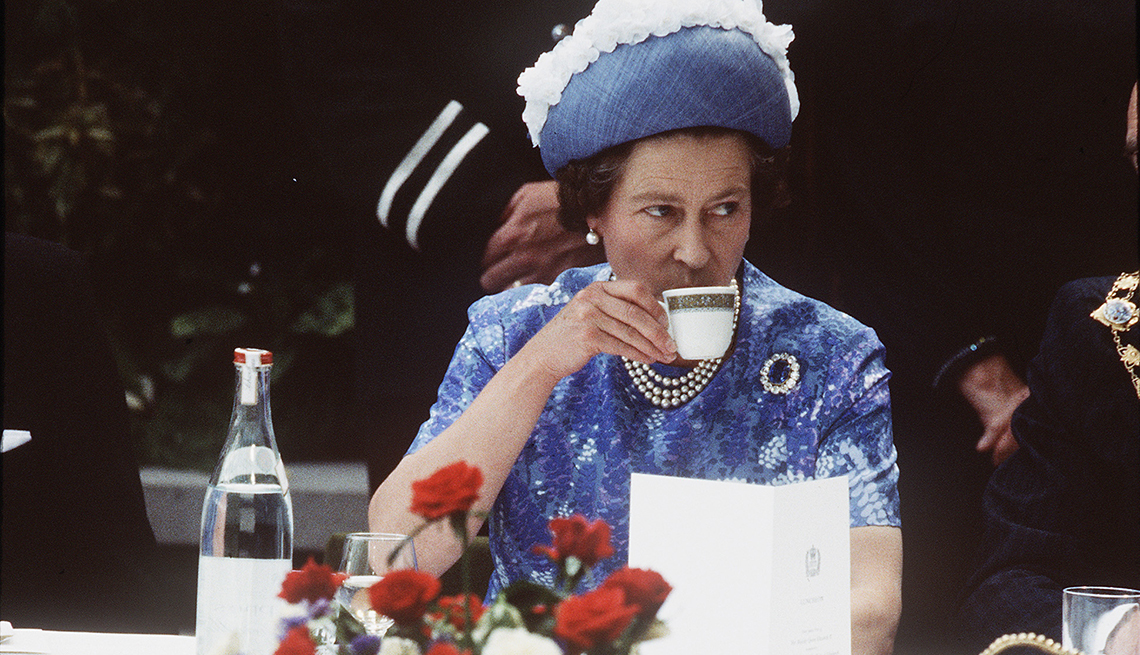 item 1 of Gallery image - La reina Isabel II bebiendo una taza de té durante una visita real de 1977 en Irlanda del Norte.
