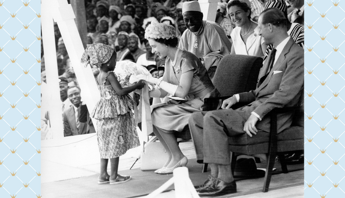 item 4 of Gallery image - La reina Isabel II recibe un ramo de flores de una joven durante una gira real a Sierra Leona en 1961.