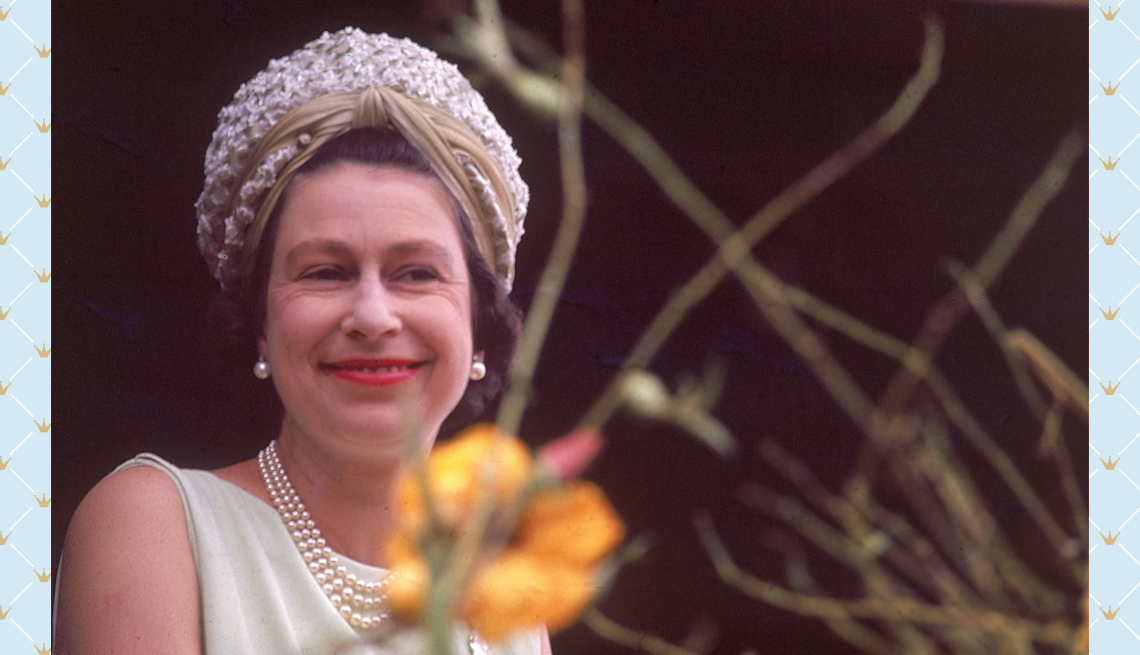 item 6 of Gallery image - La reina Isabel II sonríe mientras se encuentra en Granada durante su gira por las Indias Occidentales en 1966.