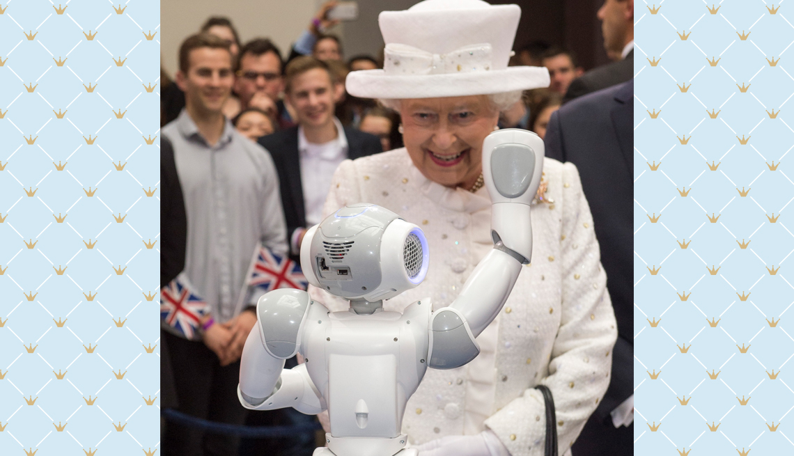 item 9 of Gallery image - La reina Isabel II observa un robot en acción en la Universidad Tecnológica de Berlín durante una visita de estado en 2015 a Alemania.