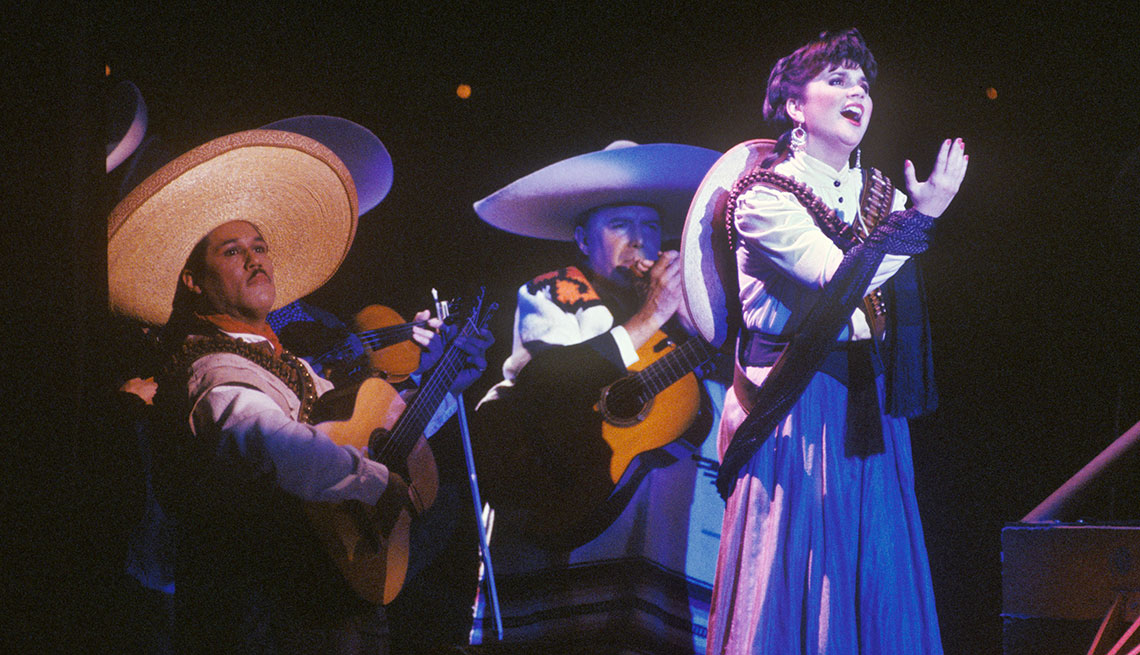 item 6 of Gallery image - Linda Ronstadt cantando con Mariachi, 1988.