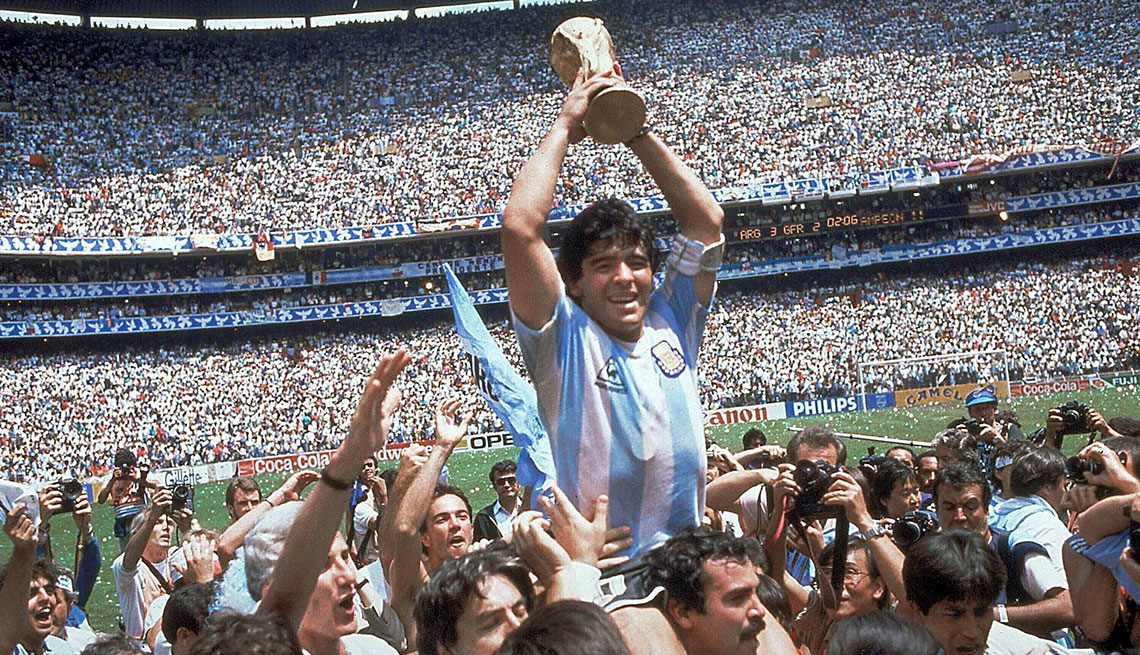 Diego Armando Maradona sosteniendo la Copa Mundial y en los hombros de los fanáticos, México, 1986