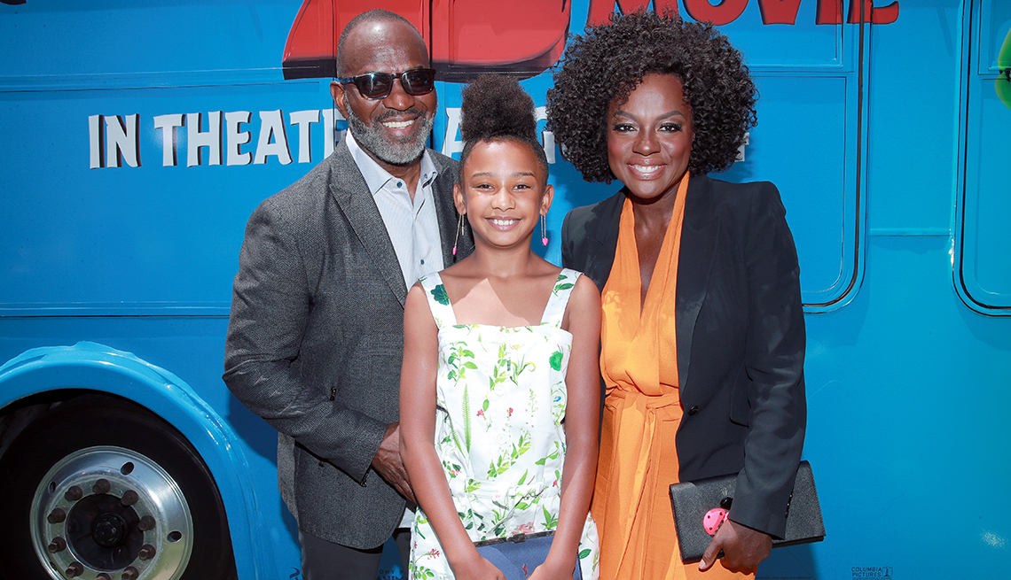 viola davis on the red carpet with her husband julius tennon and their daughter