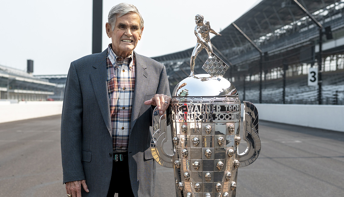 item 9 of Gallery image - El cuatro veces ganador de las 500 Millas de Indianápolis, Al Unser, posa con el Trofeo Borg Warner en el Indianapolis Motor Speedway en Indianápolis, Indiana.