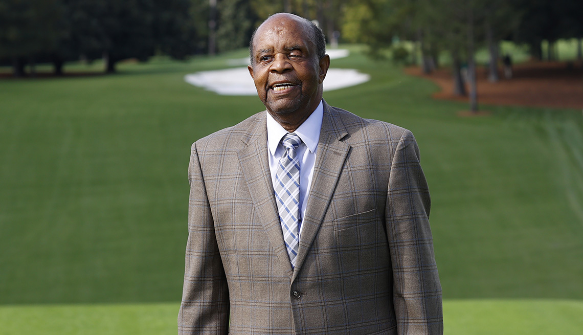 item 11 of Gallery image - Lee Elder, el primer hombre negro en competir en el torneo de golf Masters Tournament hace 45 años.