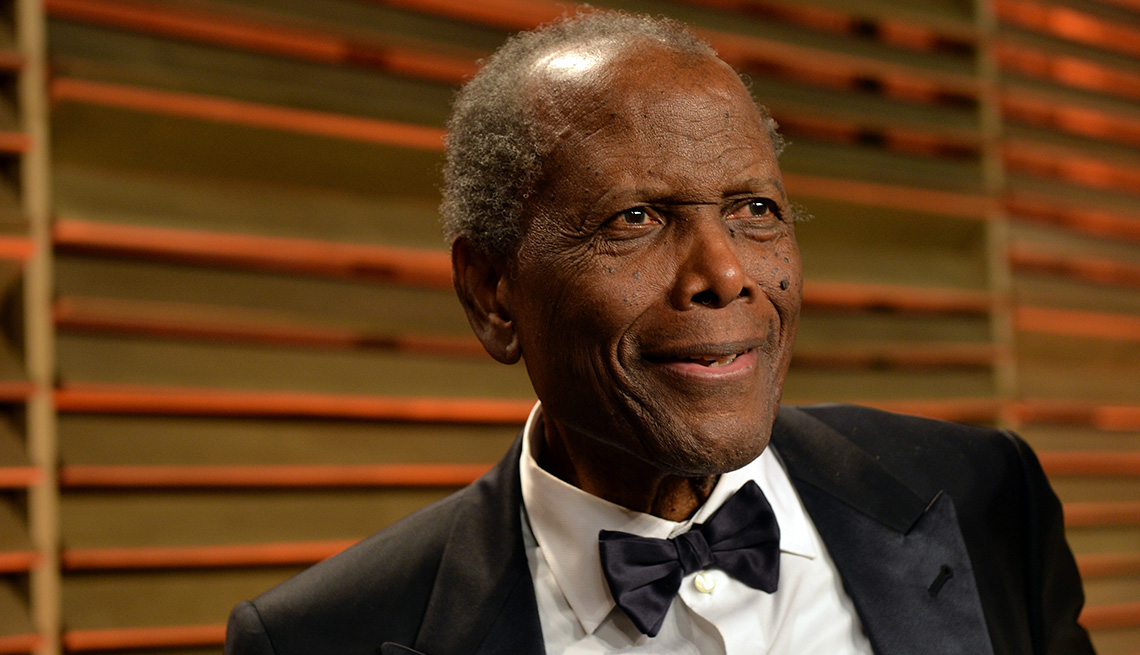 item 16 of Gallery image - Sidney Poitier wearing a tuxedo on the red carpet at the Vanity Fair Oscar Party