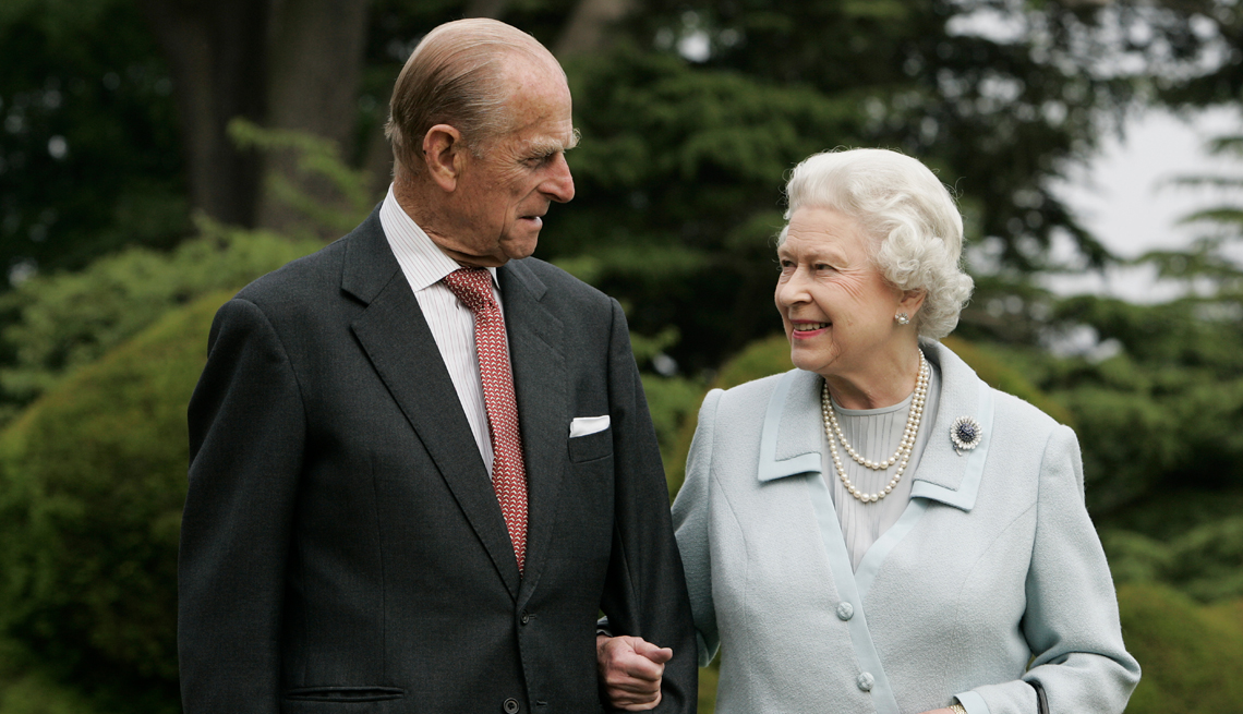 La reina Isabel II junto a su esposo el príncipe Felipe, duque de Edimburgo.