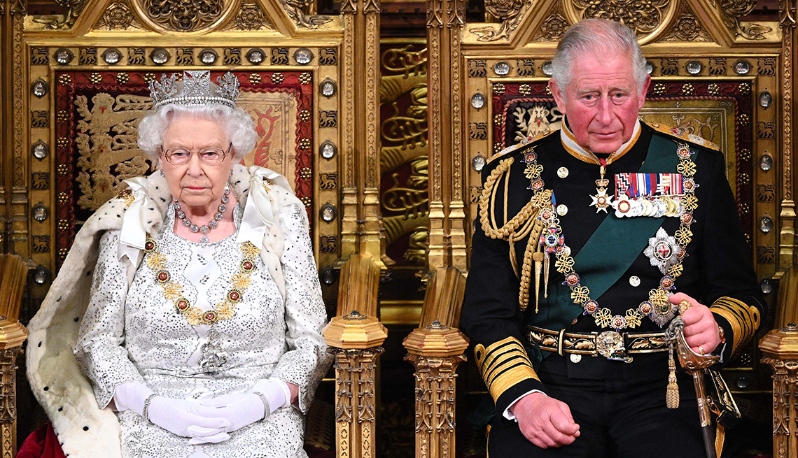 La reina Isabel II y el príncipe Carlos, príncipe de Gales, durante la apertura estatal del parlamento en el Palacio de Westminster el 14 de octubre de 2019 en Londres, Inglaterra.