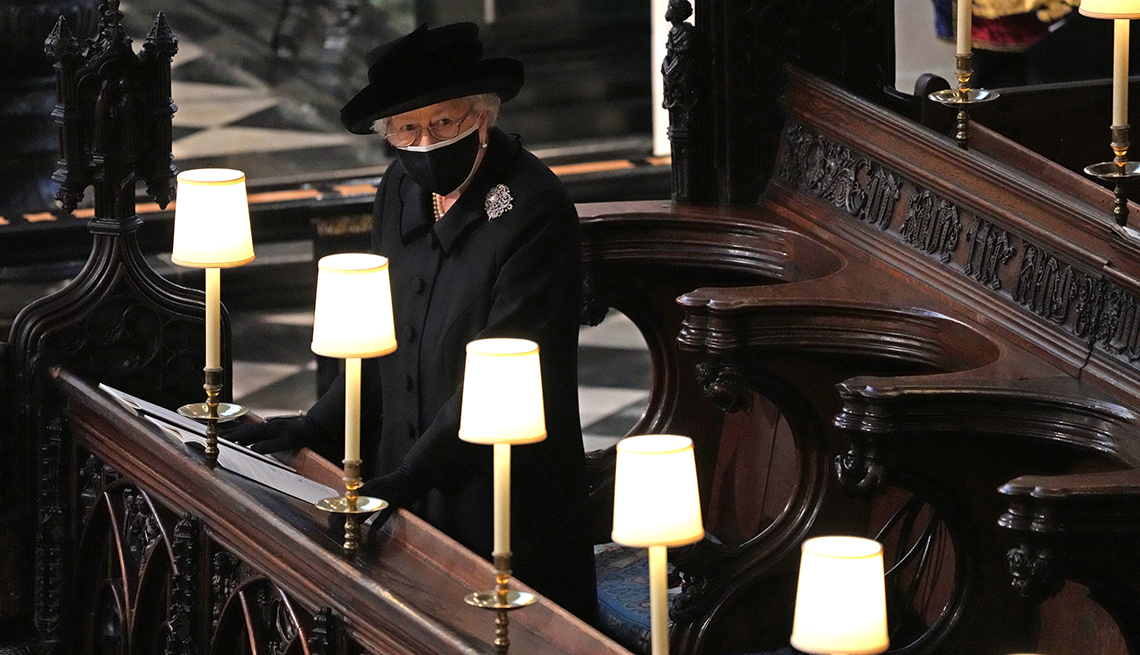 La reina Isabel II durante el funeral del príncipe Felipe, duque de Edimburgo.