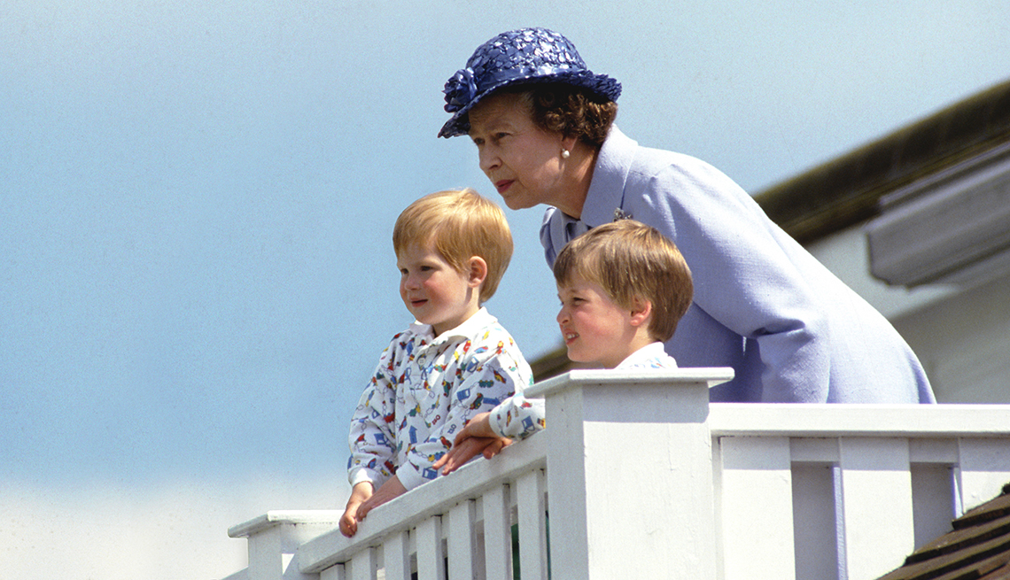 La reina junto a sus nietos el príncipe Guillermo y el príncipe Harry.