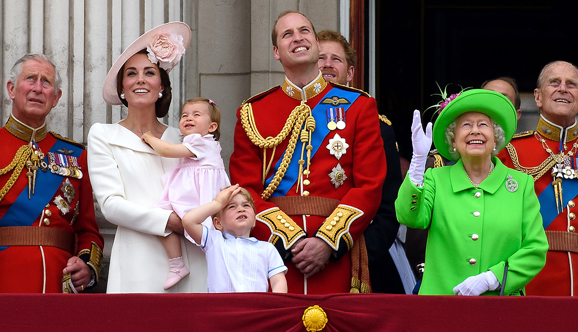 El príncipe Carlos, príncipe de Gales; Catalina, duquesa de Cambridge; princesa Carlota; príncipe Jorge; príncipe Guillermo, duque de Cambridge; príncipe Harry, reina Isabel II y el príncipe Felipe, duque de Edimburgo en las celebraciones del 90 cumpleaños de la reina.