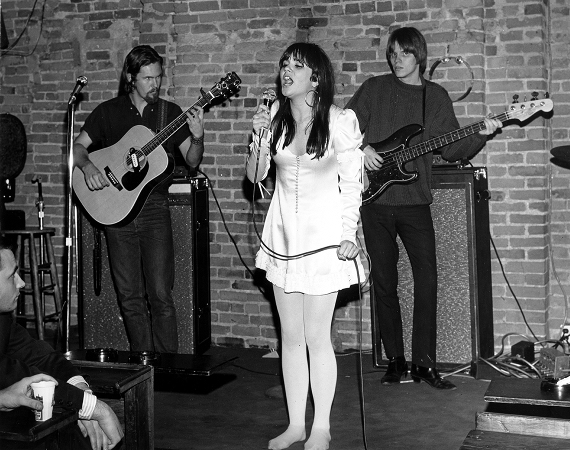 La banda The Stone Poneys en la ciudad de Nueva York en el 1968.