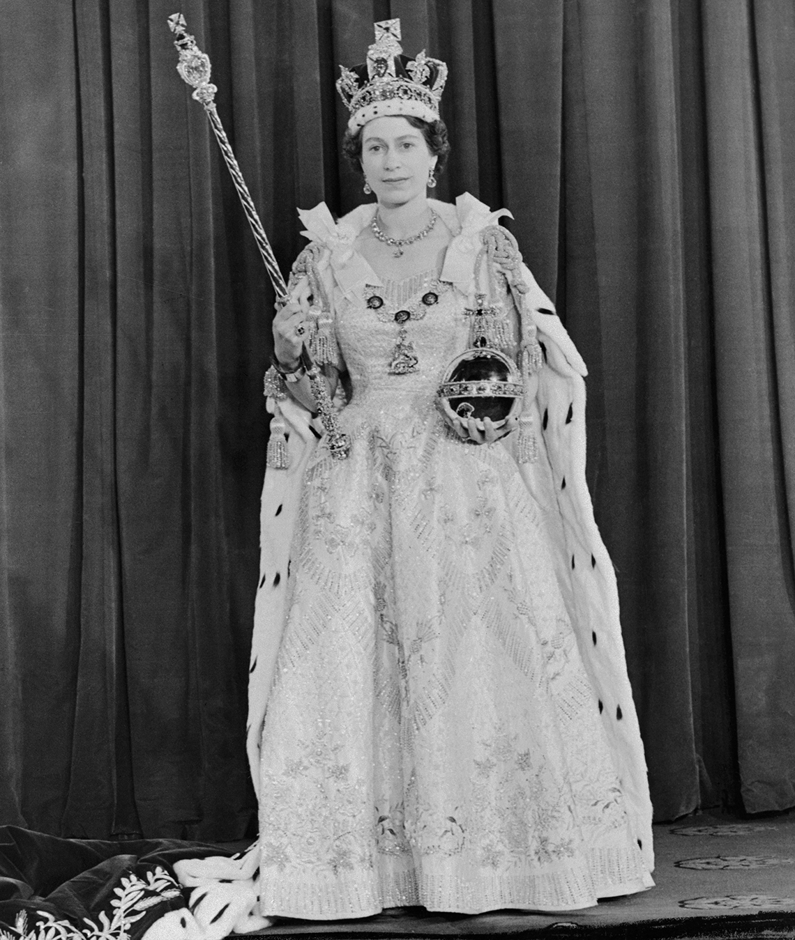 La reina Isabel II después de su coronación.