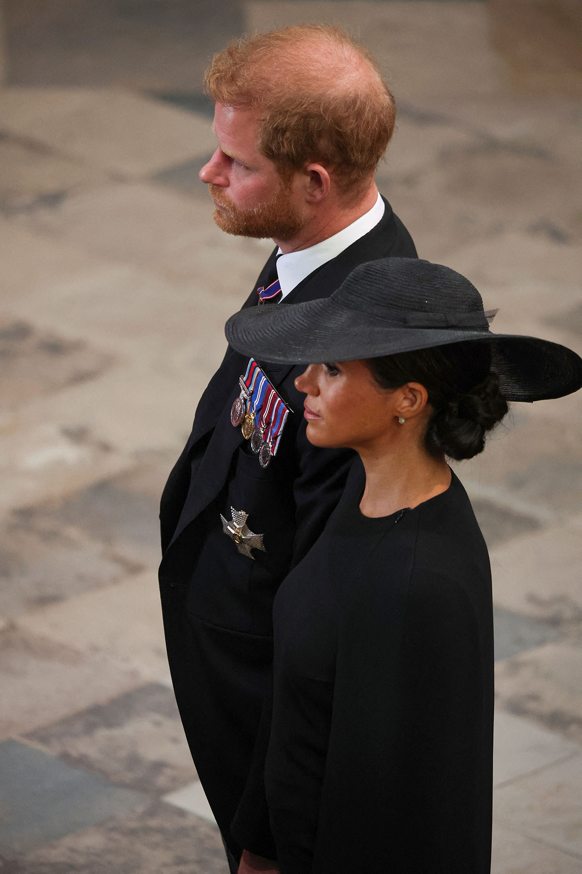 El príncipe Harry, duque de Sussex (izquierda) y Meghan, duquesa de Sussex (derecha) de Gran Bretaña asisten al funeral estatal de la reina Isabel II.