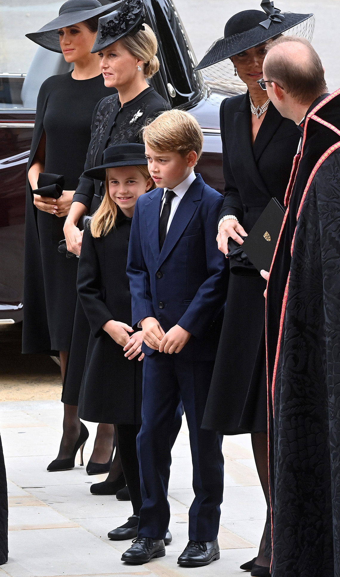 Meghan, duquesa de Sussex (izquierda), la británica Sophie, la condesa de Wessex, la princesa británica Carlota de Gales, el príncipe británico Jorge de Gales y la británica Catalina, princesa de Gales llegan a la Abadía de Westminster en Londres.