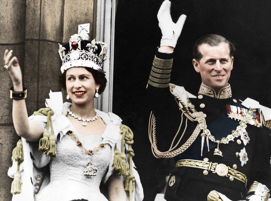 La reina Isabel II y el príncipe Felipe, duque de Edimburgo el día de su coronación en el Palacio de Buckingham en el 1953.