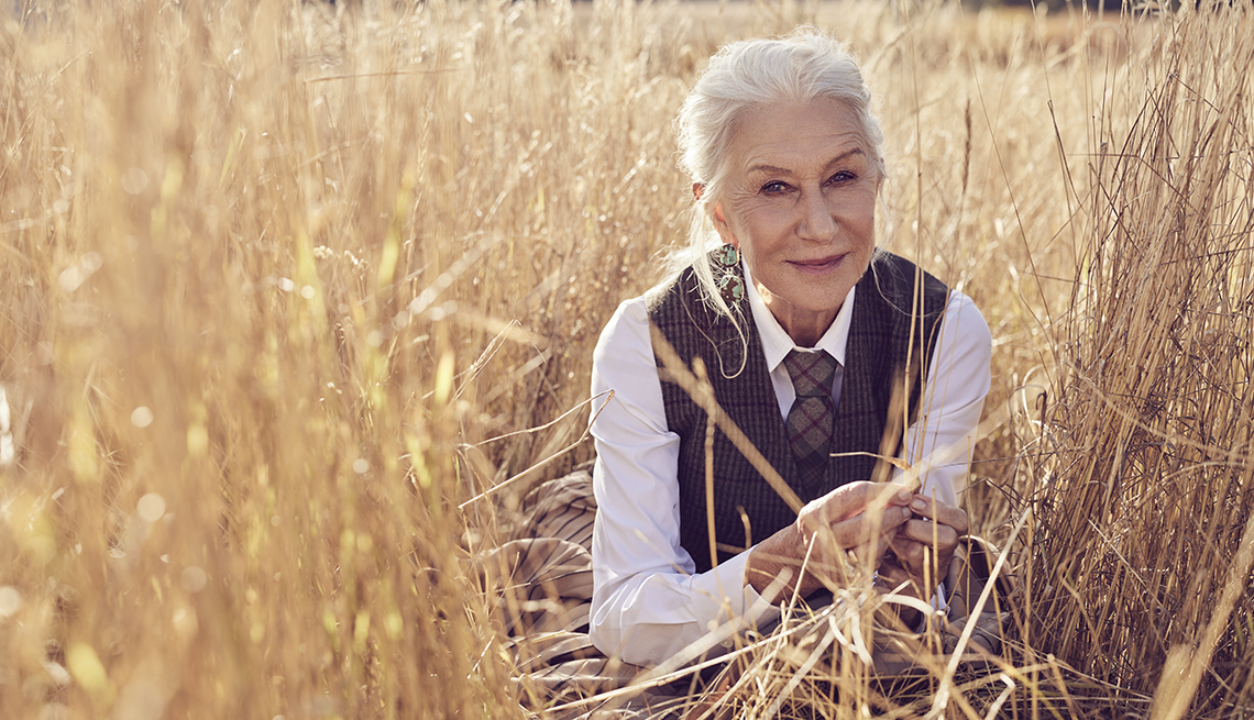 Helen Mirren posa para el lente en un campo de Montana
