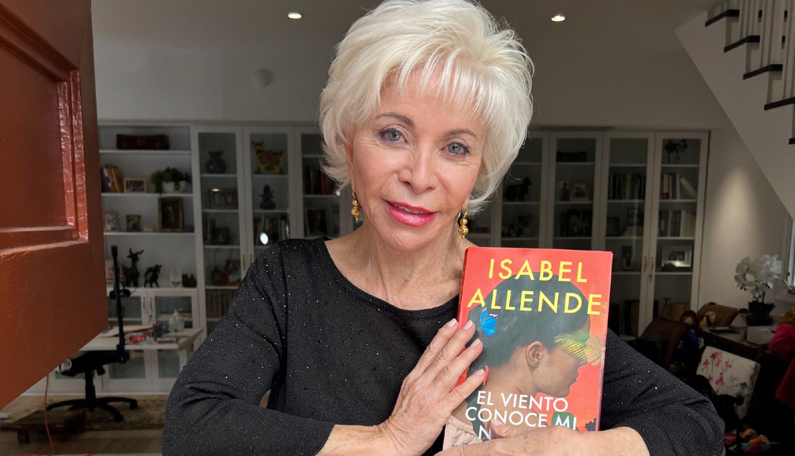 Isabel Allende sostiene en sus manos su nuevo libro "El viento conoce mi nombre".
