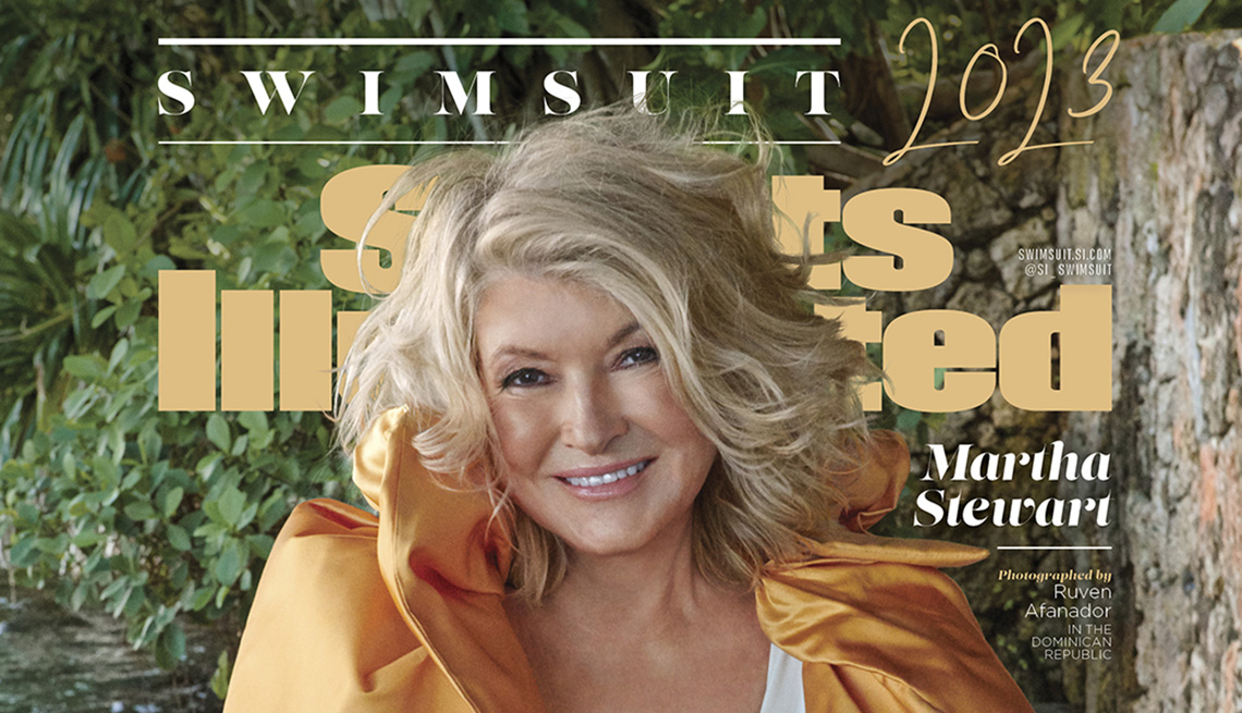 Martha Stewart en la portada de la edición 2023 de la edición de trajes de baño de Sports Illustrated.