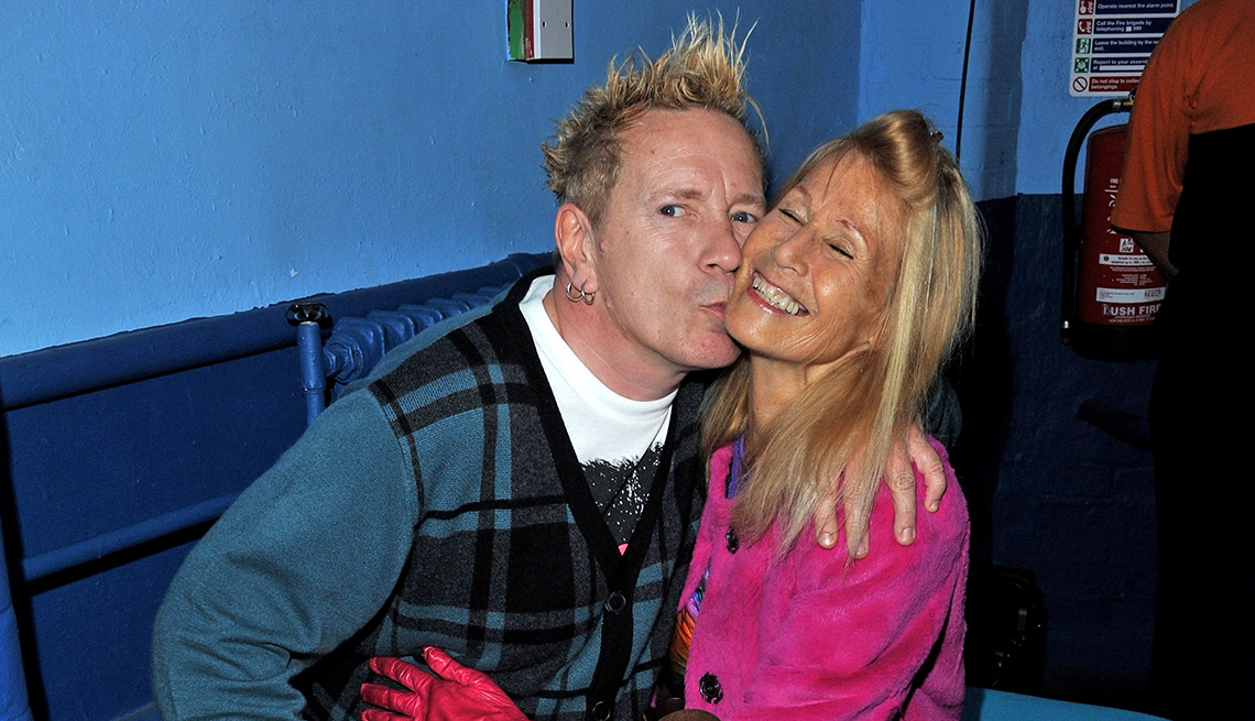 John Lydon y su esposa Nora Forster posan entre bastidores durante los Premios NME 2011 en Brixton Academy el 23 de febrero de 2011 en Londres, Inglaterra.