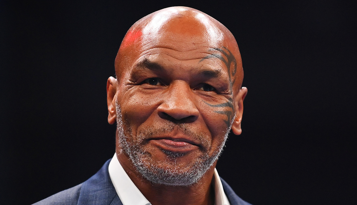 Mike tyson paul. Бой майка Тайсона 2024. Майк Тайсон Джейк пол. ПФЛ Беллатор.