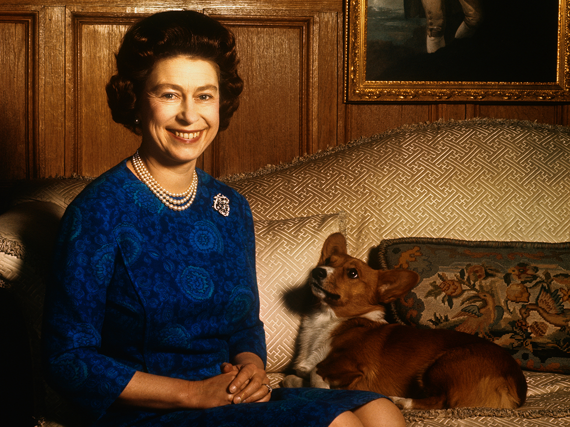La reina Isabel II junto a uno de sus perros.