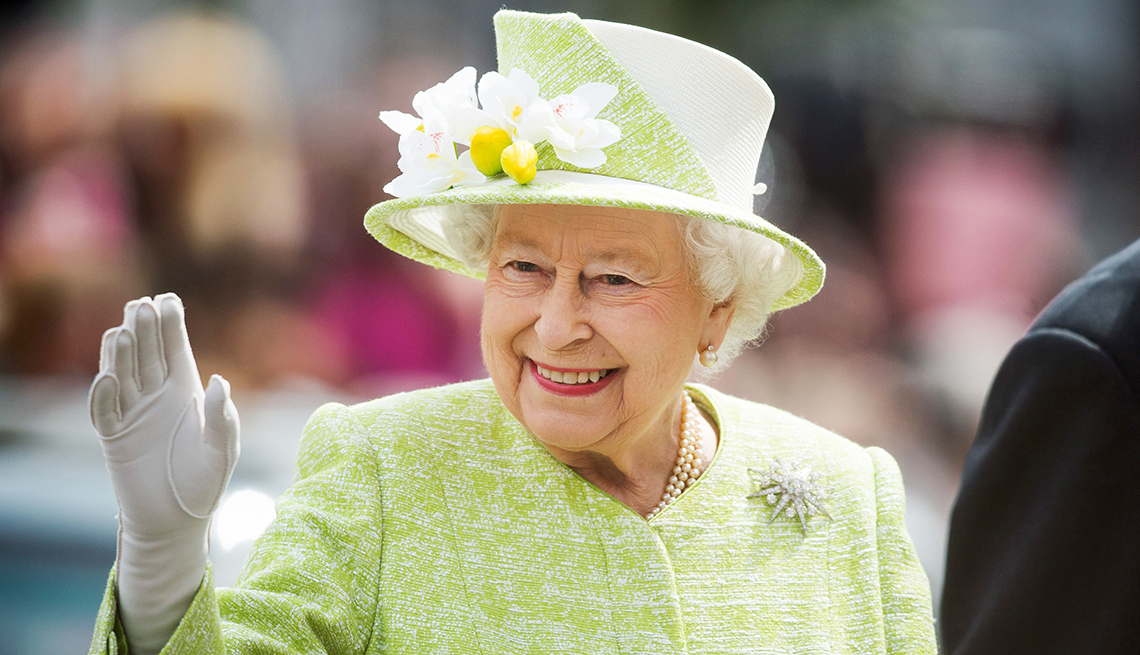 La reina Isabel II saluda durante un paseo por Windsor en su 90 cumpleaños el 21 de abril de 2016 en Windsor, Inglaterra.