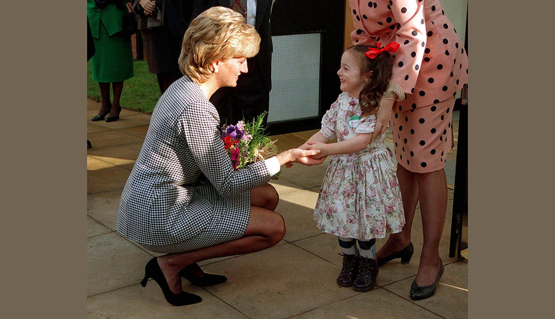 Princesa Diana saludando a una niña en Birmingham, 1995.