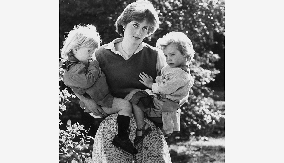 Lady Diana Spencer con sus hijos en brazos