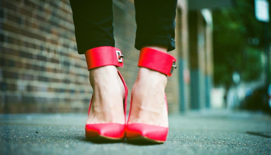 Mujer usando zapatos rojos - Consejos de moda para mayores de 50 