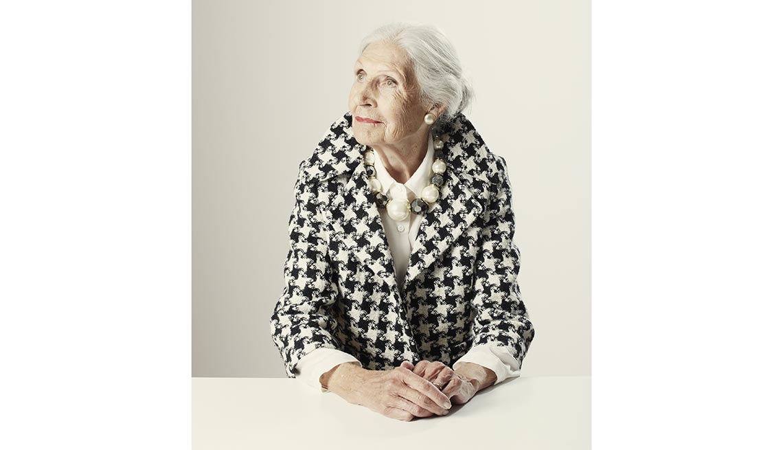 Mujer mayor con perlas - Consejos de moda para mayores de 50