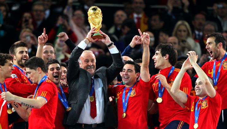 Vicente del Bosque, seleccionador de España, levanta el trofeo entre sus compañeros de equipo después de ganar la Copa Mundial de la FIFA 2010.
