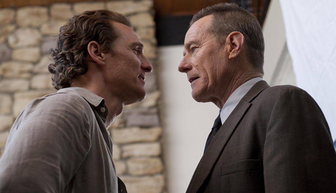 matthew-mcconaughey-y-bryan-cranston-en-una-escena-de-the-lincoln-lawyer