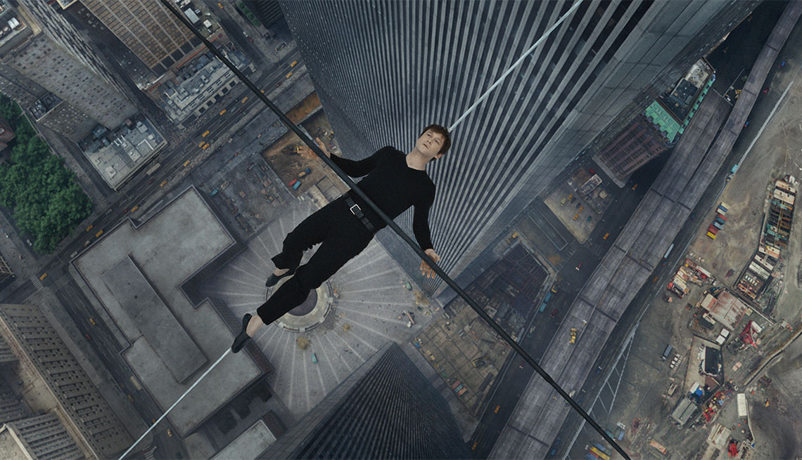 Joseph Gordon-Levitt como el trapecista Philippe Petit  en una escena de la película The Walk