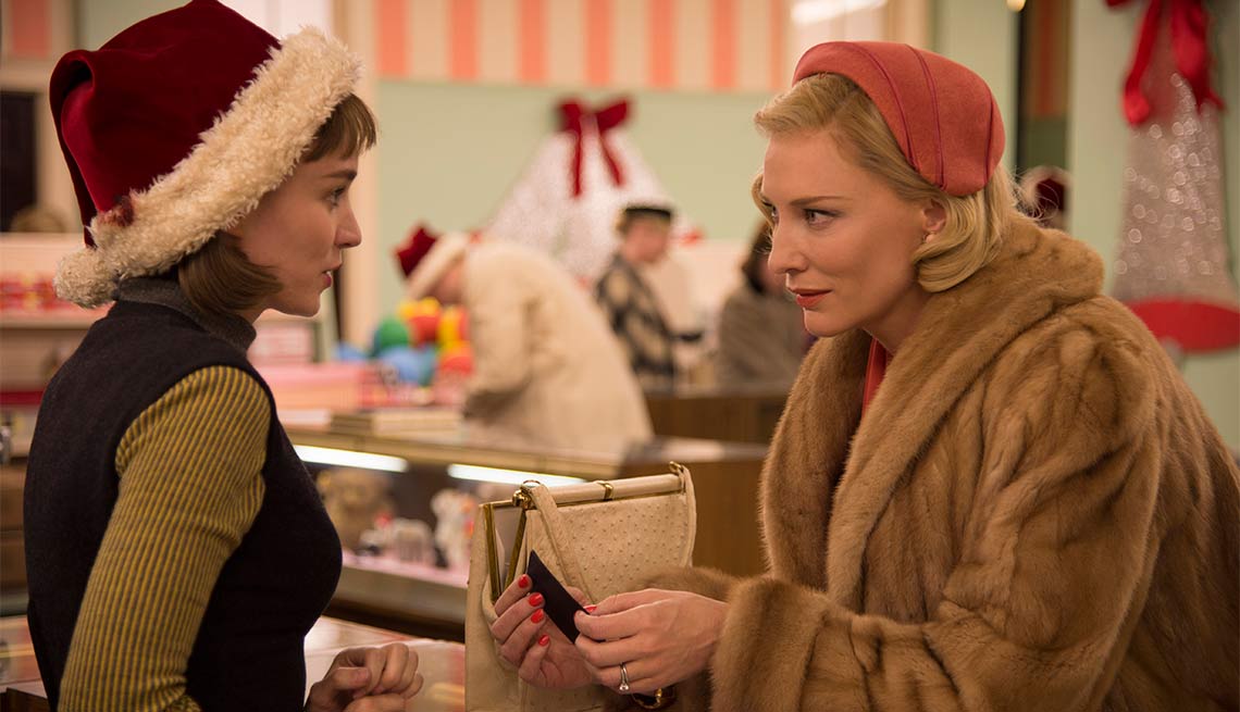 Rooney Mara y Cate Blanchett en una escena de la película Carol