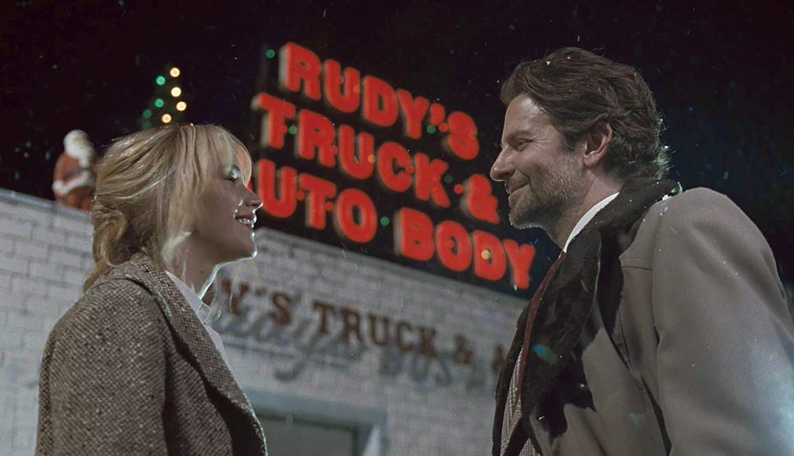 Jennifer Lawrence y Bradley Cooper en una escena de la película Joy - Lo mejor del cine 2015 