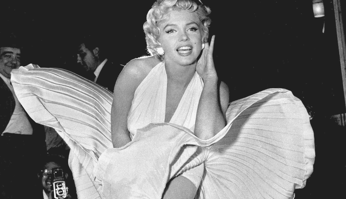 item 7 of Gallery image - Marilyn Monroe 50 años tras su muerte - foto en la avenida Lexington y la calle 52 en Manhattan, Nueva York 1955