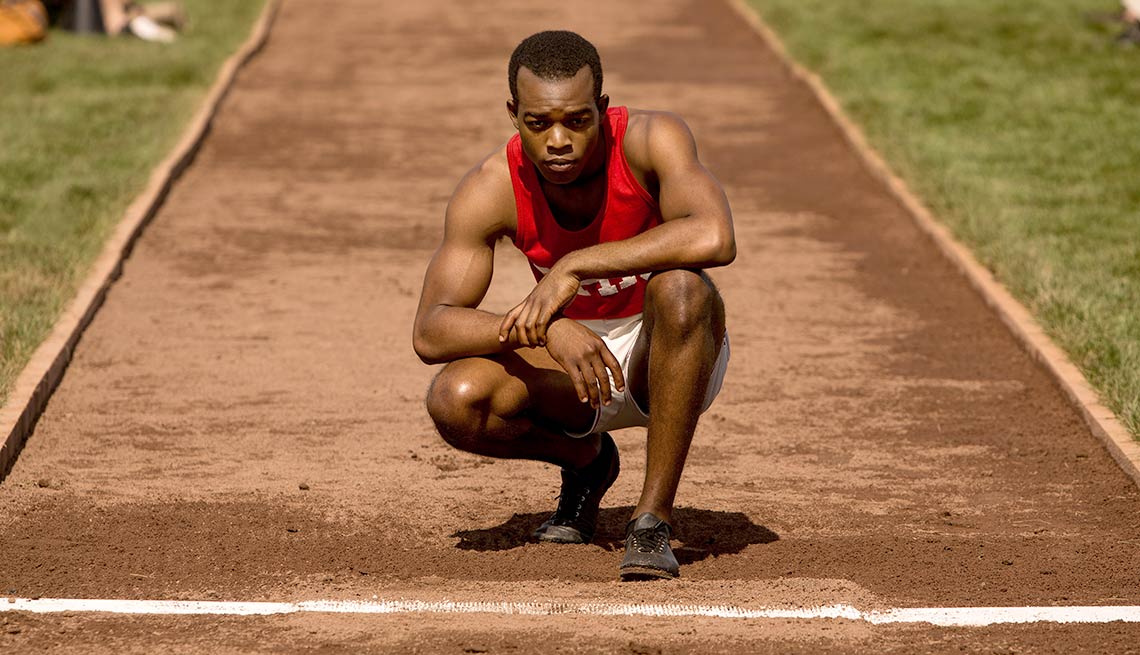 Stephan James como el atleta afroamericano Jesse Owens en la película Race