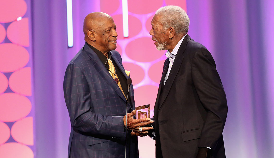 Morgan Freeman y Lou Gossett Jr. en la entrega de premios Movies for Grownups de AARP. 8 de febrero de 2016