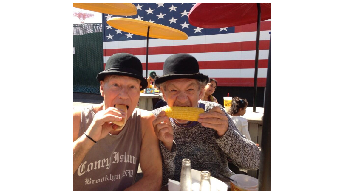 Sir Patrick Stewart y Sir Ian McKellan comiendo perros calientes durante el verano del 2013 en Nueva York.
