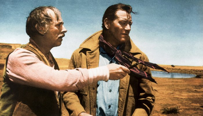 الممثلان John Qualen و John Wayne في فيلم The Searchers.