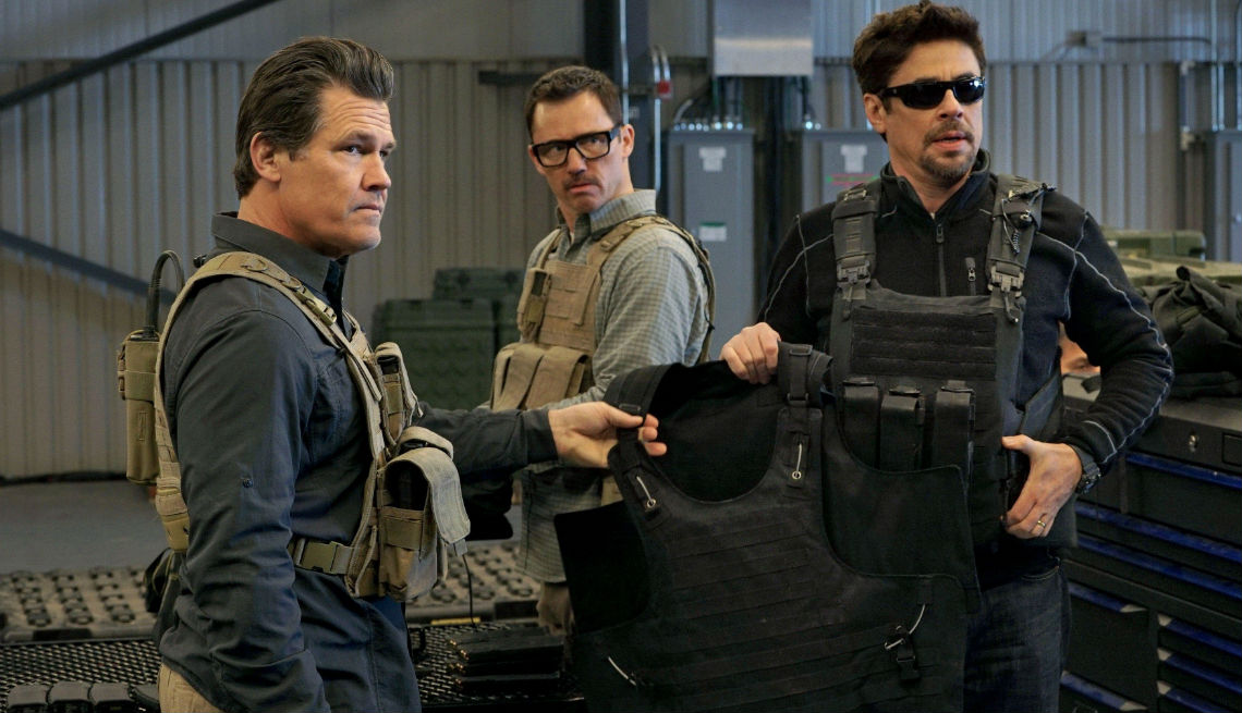 Josh Brolin, Jeffrey Donovan, Benicio Del Toro en una escena de Sicario.