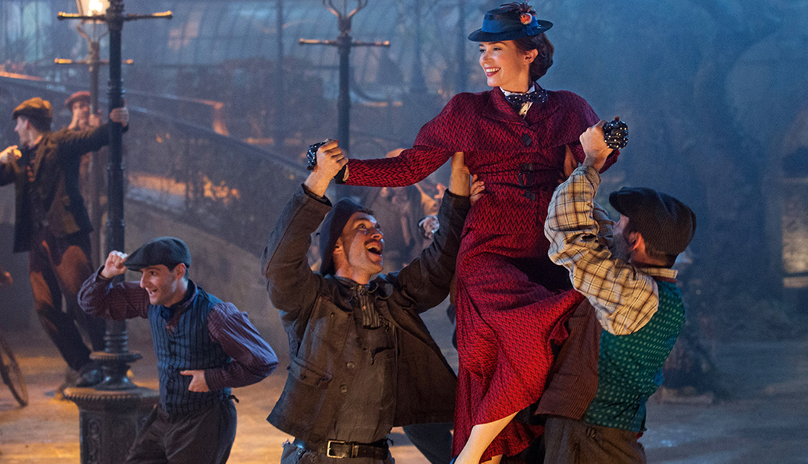 item 8 of Gallery image - Emily Blunt en una escena de Mary Poppins Returns