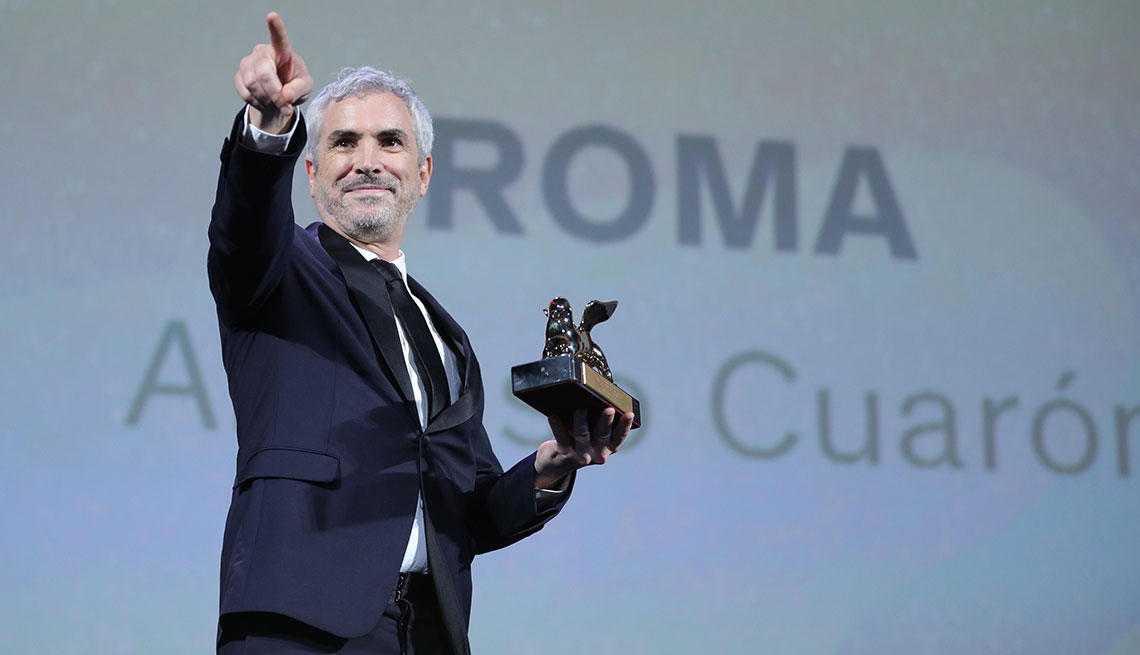 Alfonso Cuarón con un premio en la mano