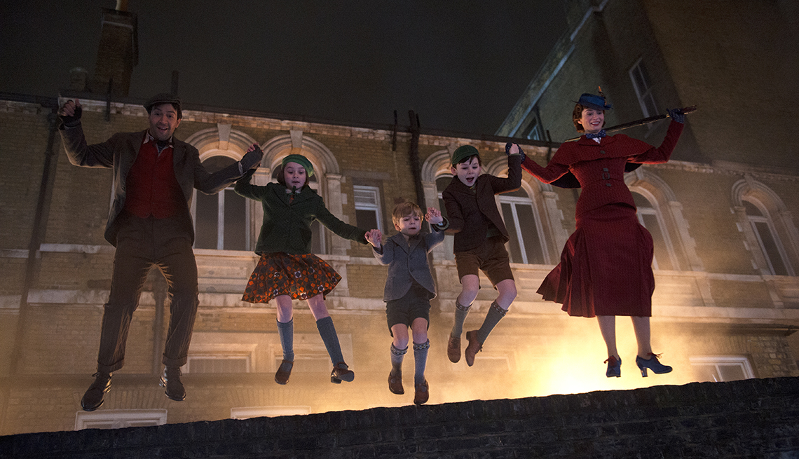 item 7 of Gallery image - Lin-Manuel Miranda, Emily Blunt in Mary Poppins Returns