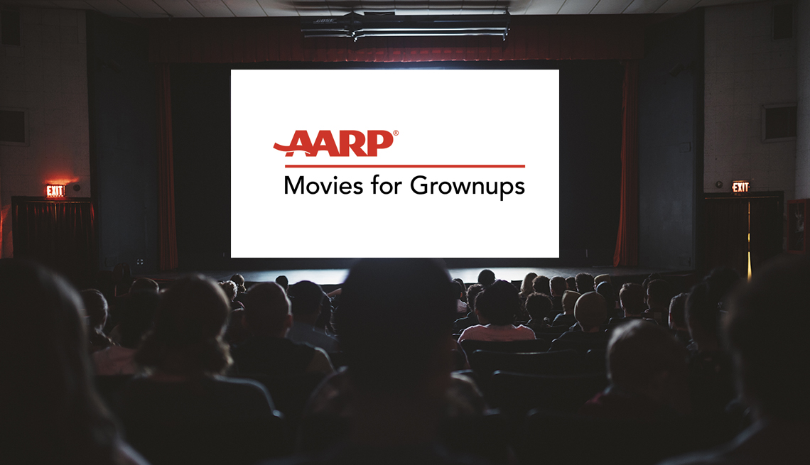 Personas viendo una pantalla de cine que dice AARP Movies for Grownups