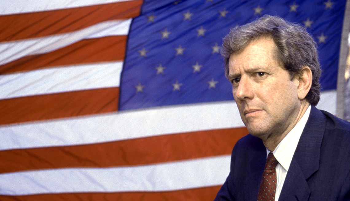 Michael Murphy frente a una bandera estadounidense para la película Tanner '88.