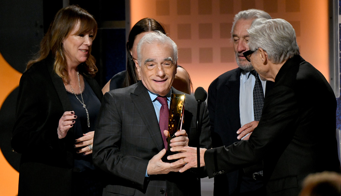 Director de The Irishman, Martin Scorsese, con su premio por mejor película en los premios Movies for Grownups