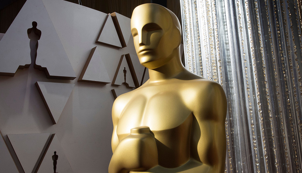 Una estatua de los Oscar se muestra en el área de la alfombra roja en la víspera de la 92a edición de los Premios de la Academia.